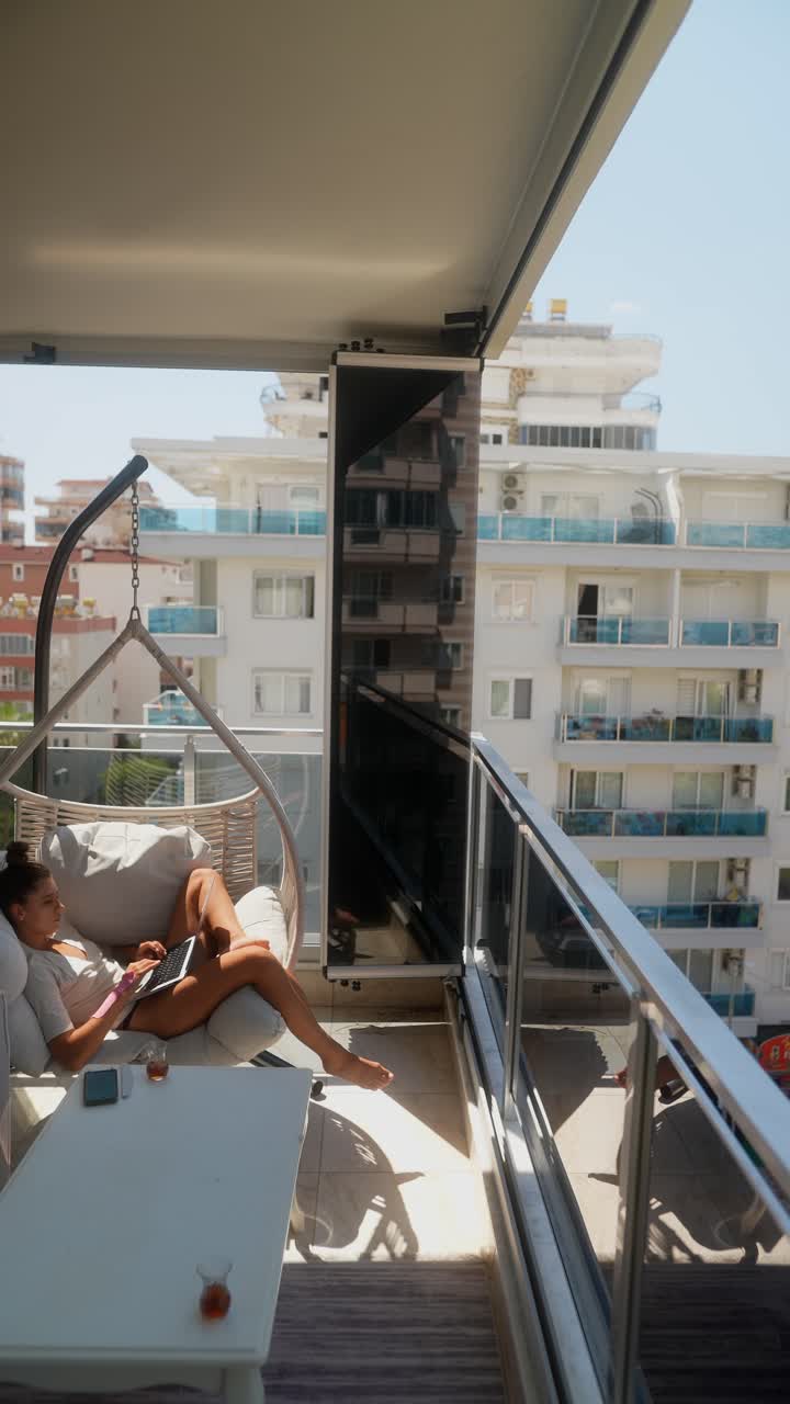 mujer trabajando desde el balcón
