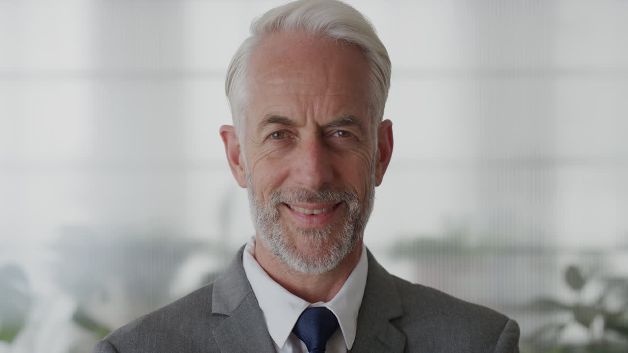 retrato confiado hombre de negocios de mediana edad ejecutivo sonriente disfrutando de una carrera exitosa empresario profesional senior en la oficina