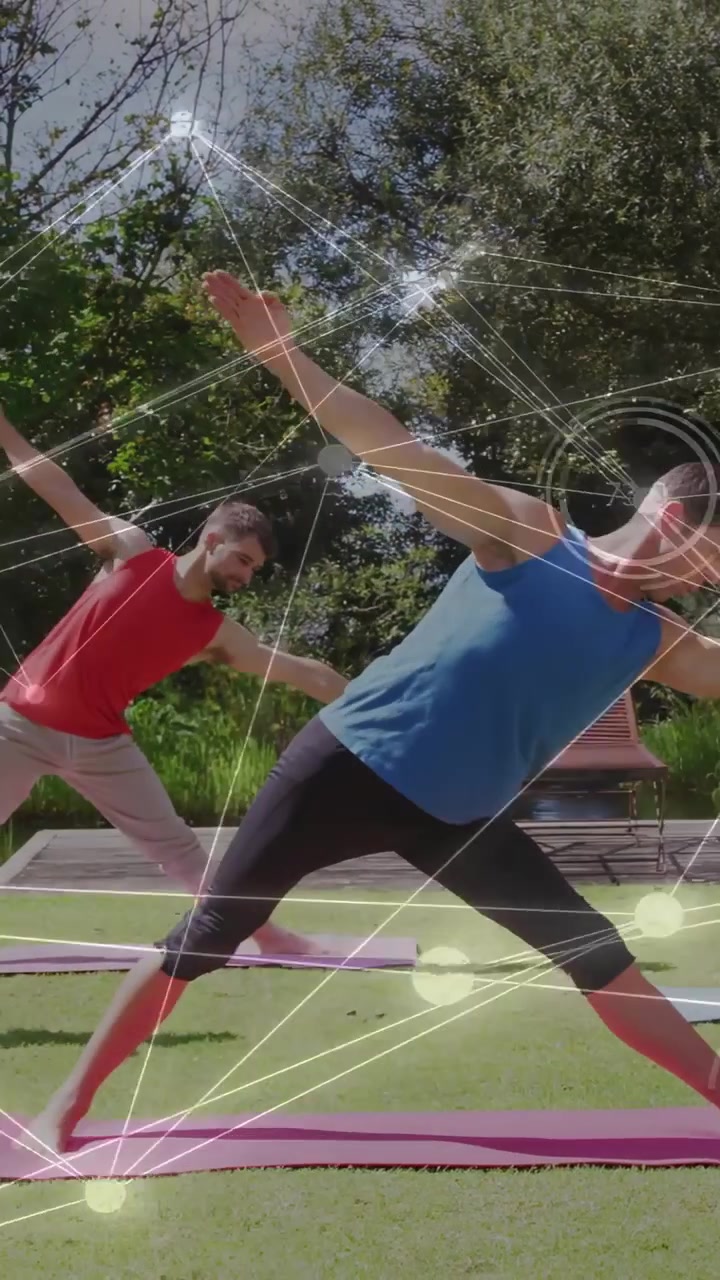 Video verticale: Leader che sposta il peso ruotando in una posa yoga, con un partner che lo imita e indicatori animati sui tappetini.