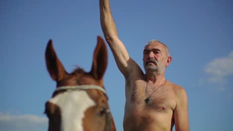 el cosaco ucraniano montando un caballo en el campo parece lejos 01