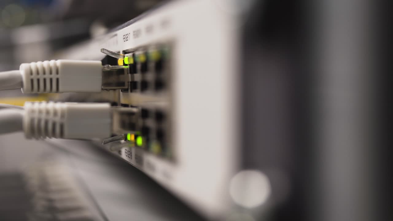 primer plano de un conmutador que conecta equipos móviles para redes 2g, 3g y 4g, 5g-1