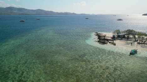 Aérea-De-Gili-Kedis,-Una-Pequeña-Joya-Encantadora-Ubicada-En-El-área-De-Sekotong-En-Indonesia,-Destino-Perfecto-Para-Disfrutar-De-Tiempo-De-Calidad-Con-Amigos-Y-Familiares