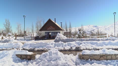 Snow-mountains-and-information-house-in-the-center-of-the-mountain-village-of-Farellones,-Chile