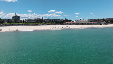 Océano-Turquesa-En-Bondi-Beach,-Sydney,-Nsw,-Australia---Toma-Aérea-De-Drones