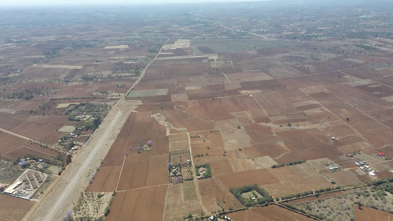 아름다운 케냐 풍경 속의 농장, 집, 먼 마을에 대한 높은 개요