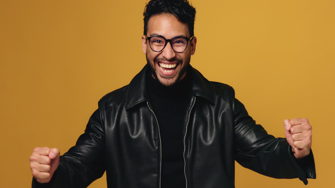 uomo eccitato che celebra il successo