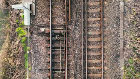 Draufsicht-Auf-Eisenbahnlinien,-Die-Langsam-Einen-Längeren-Teil-Der-Strecke-Freigeben