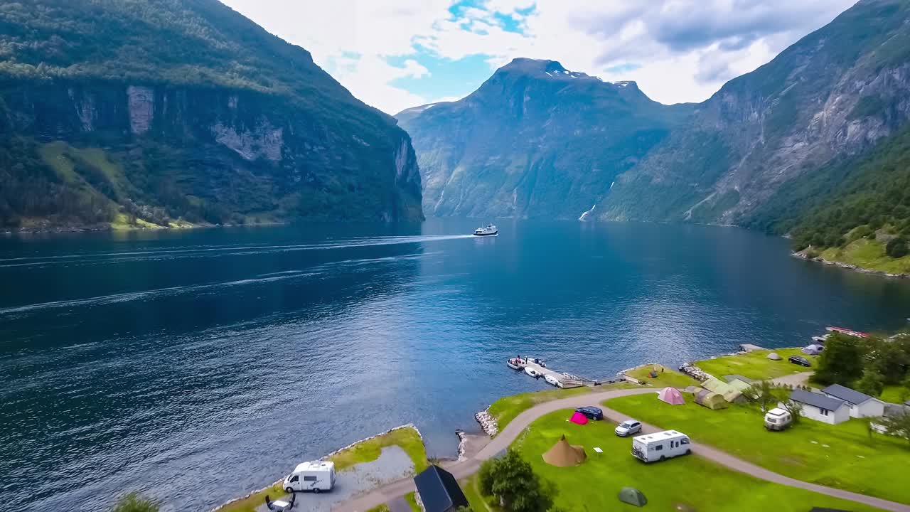 Fiordo di Geiranger, splendida natura norvegese. Vista aerea del campeggio per il relax