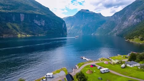 Fiordo-De-Geiranger,-Hermosa-Naturaleza-Noruega.-Vista-Aérea-Del-Camping-Para-Relajarse.