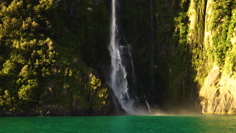 Una-Hermosa-Cascada-Que-Cae-En-Un-Lago-De-Colores-En-Un-Día-Soleado