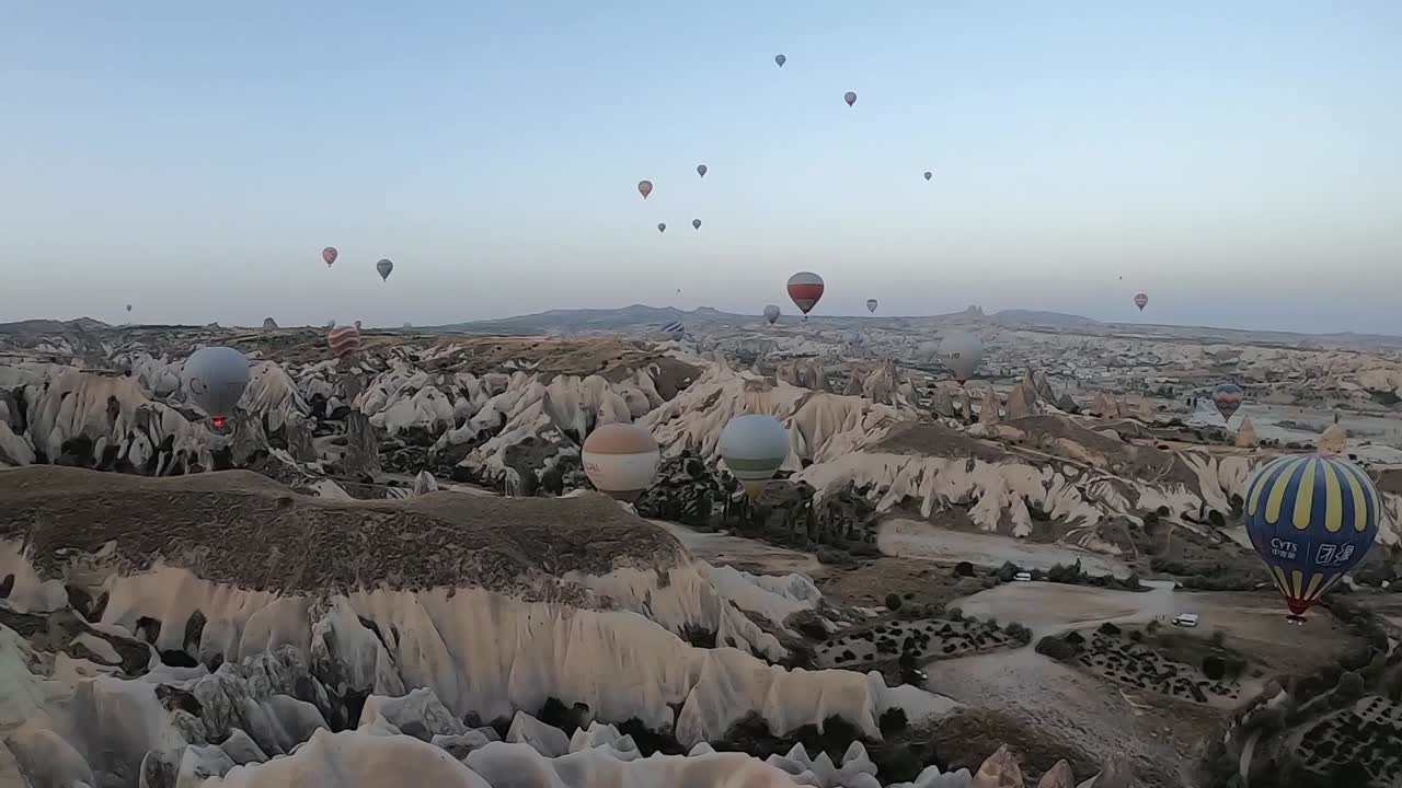 Cảnh quay trên không những khinh khí cầu bay lúc bình minh ở Goreme, Cappadocia