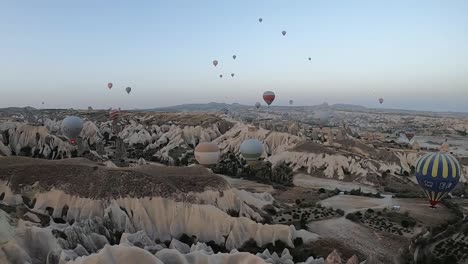 Vista-Aérea-De-Globos-Volando-Al-Amanecer-En-Goreme,-Capadocia