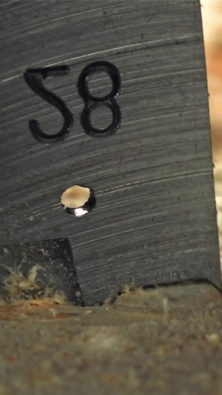 Vista dettagliata di un utensile che intaglia una scanalatura nel legno