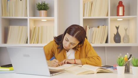 la estudiante resuelve una pregunta.