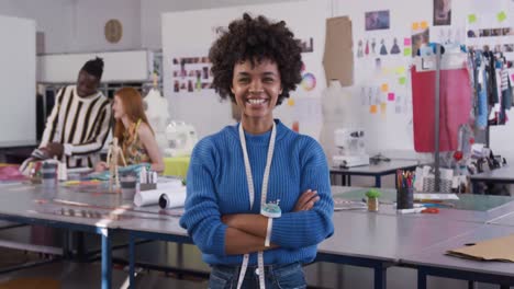 mujer de raza mixta trabajando en una oficina creativa