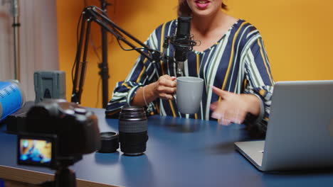 nuevo influyente de los medios hablando de la lente de la cámara