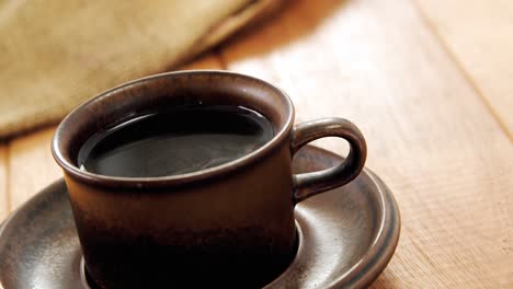 Café-Negro-Servido-En-Taza-Marrón