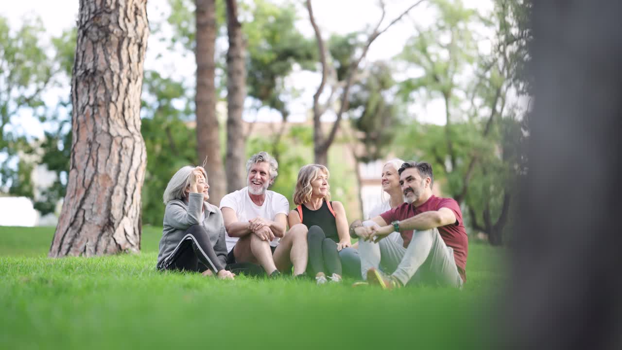 공원에서 휴식을 취하는 친구 들 의 그룹