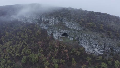 Una-Vista-Desde-Lejos-A-Través-De-Una-Toma-De-Drones-De-La-Cueva-De-Kozarnika,-Ubicada-En-La-Cordillera-De-Los-Balcanes-En-El-Municipio-De-Dimovo,-Bulgaria