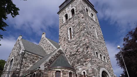 exterior de la iglesia de alesund, noruega