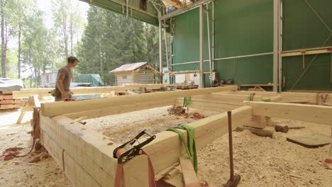 vista panorámica de un carpintero trabajando en un marco de madera para construir su casa