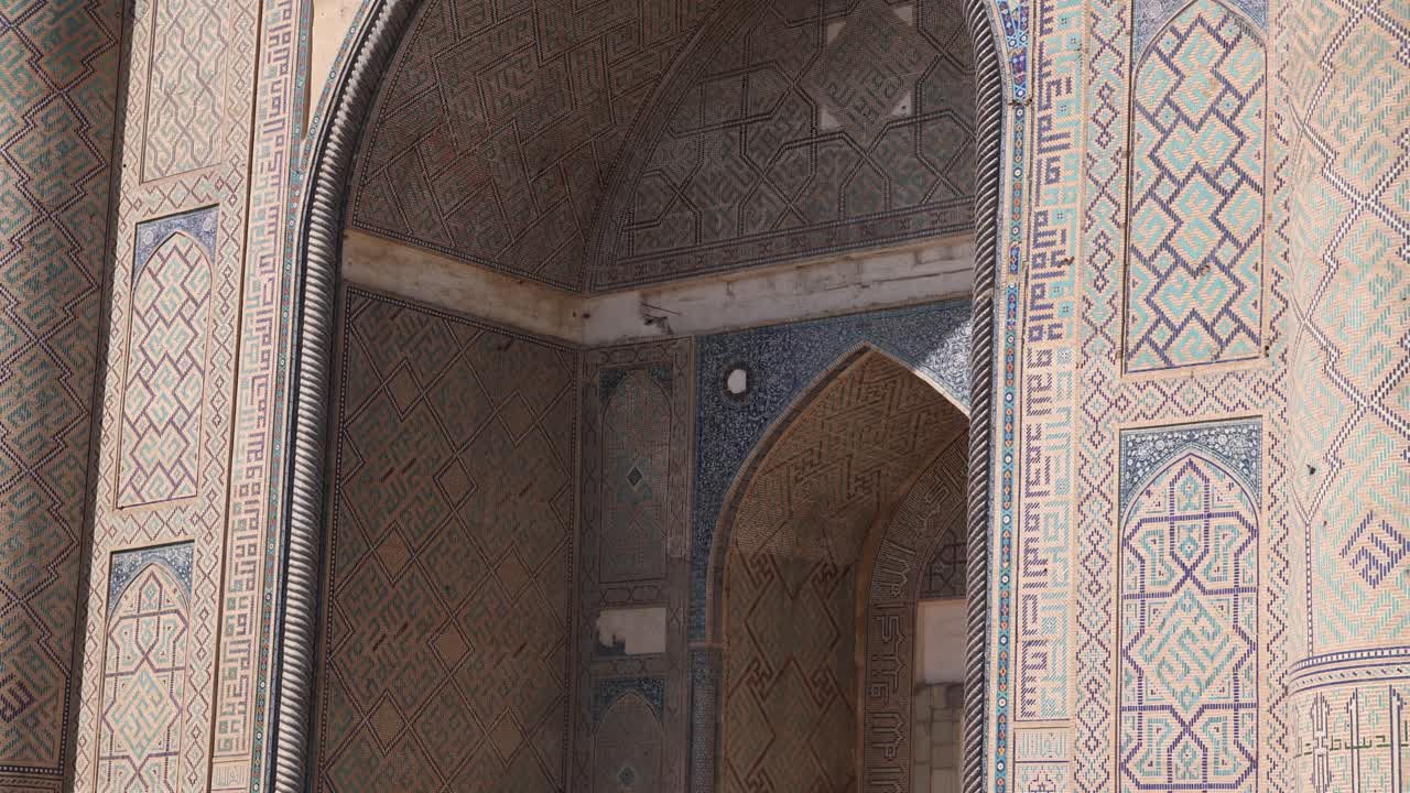 arco de azulejos de una antigua escuela de pensamiento islámico en samarcanda, uzbekistán a lo largo de la histórica ruta de la seda