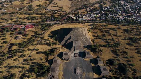 drone volando cerca y alrededor de la cima de la pirámide de la luna capturando la magnífica y maravillosa estructura de piedra