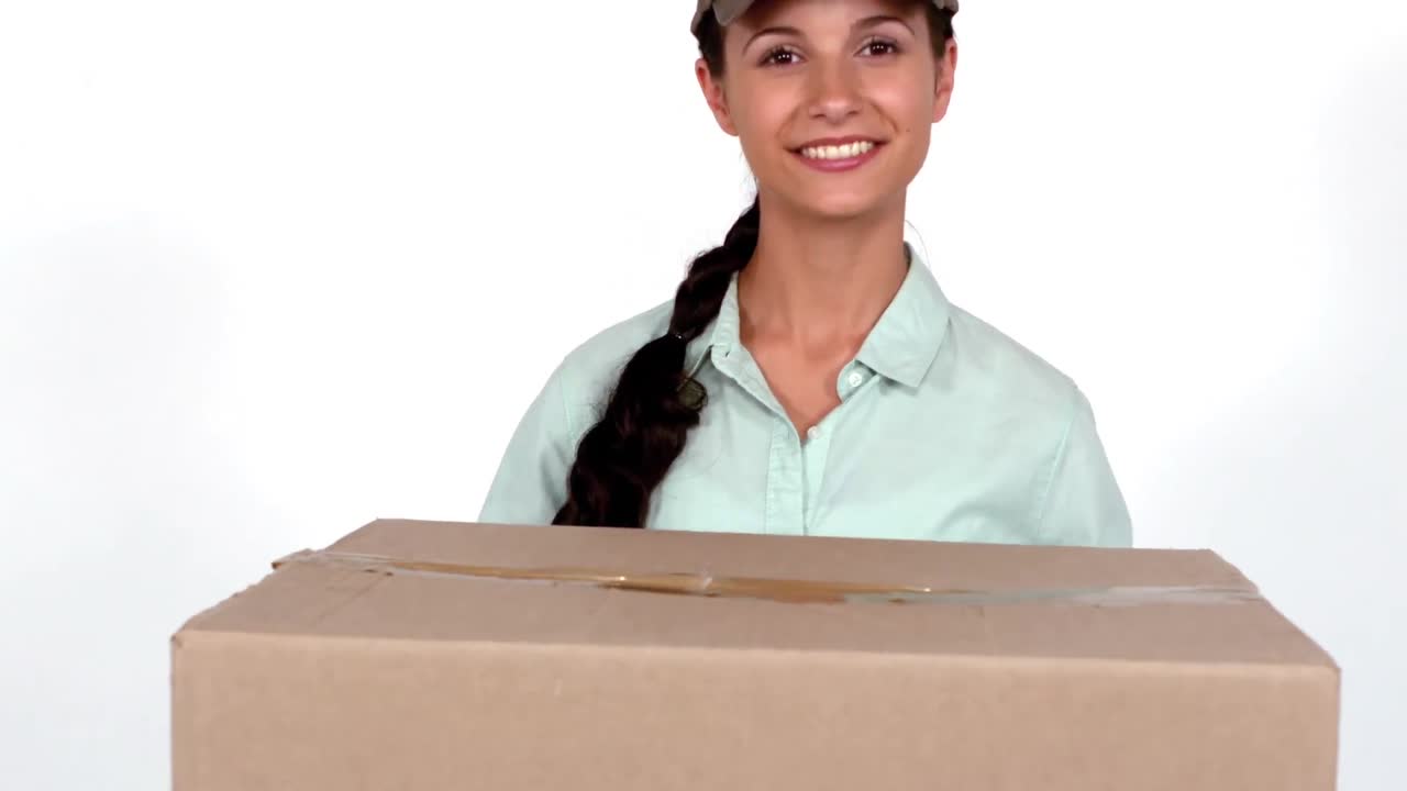 feliz mujer de entrega sosteniendo una caja de cartón