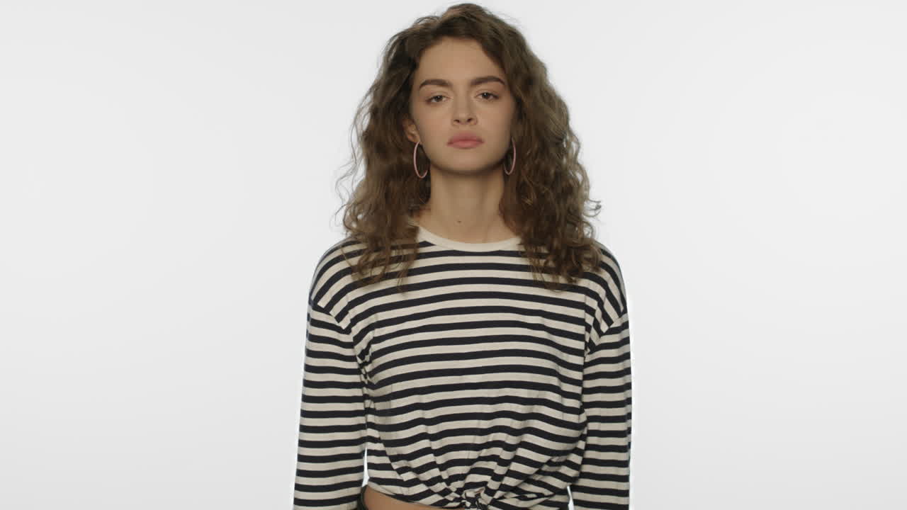 mujer seria que no muestra ningún signo en el estudio