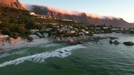 Amplia-Antena-De-Clifton-Beach-En-Ciudad-Del-Cabo-Con-Nubes-Rodantes-Sobre-12-Apóstoles