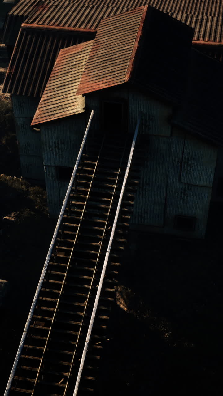 старое ржавое промышленное здание с лестницей и конвейерным поясом