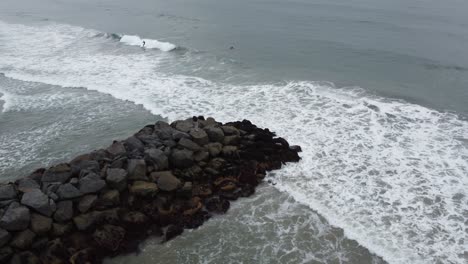 Hombre-Solo-Explorando-La-Playa-Durante-Un-Hermoso-Amanecer-En-California