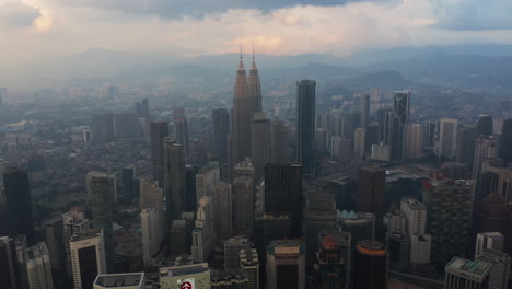 Paisaje-Urbano-Del-Centro-De-Kuala-Lumpur,-Vista-Aérea,-En-El-Atardecer,-Kuala-Lumpur,-Malasia