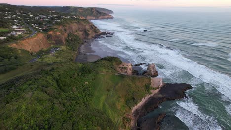 Hermoso-Paisaje-Marino-De-La-Playa-De-Muriwai-En-Nueva-Zelanda---Disparo-Aéreo-De-Drones