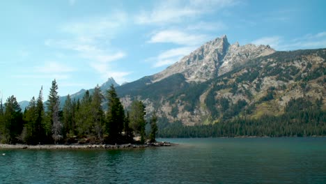 Gleiten-Sie-über-Das-Wasser-Des-Jenny-Lake-Im-Grand-Teton-Nationalpark