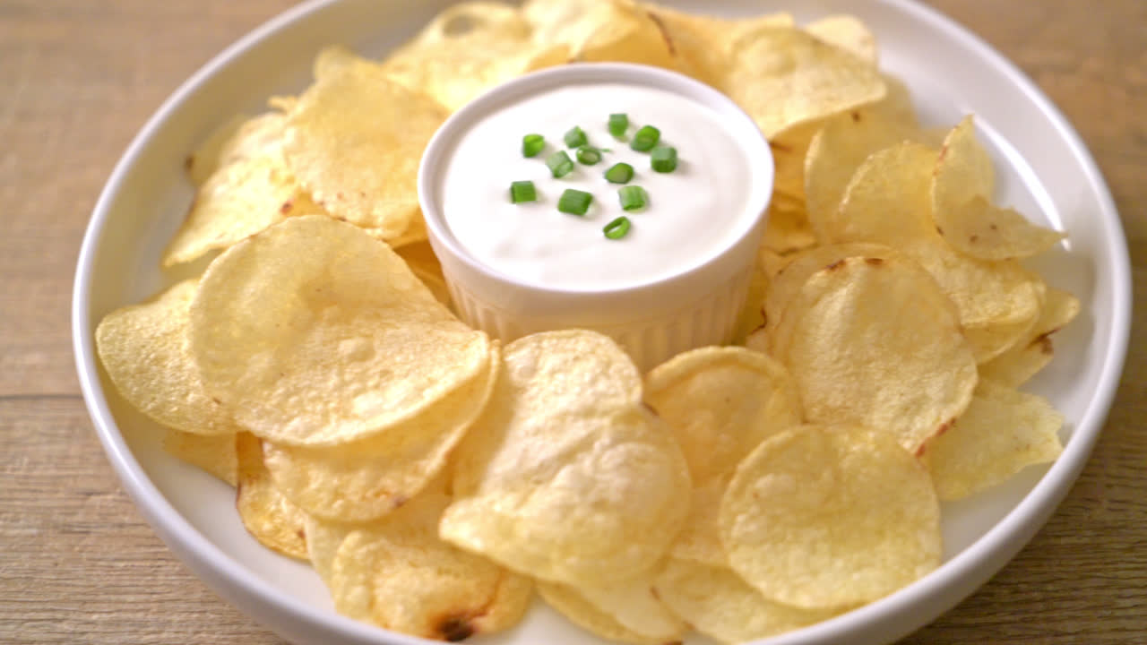 Snack khoai tây chiên ăn kèm sốt kem chua