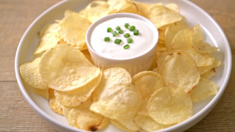 papas fritas con salsa de crema agria