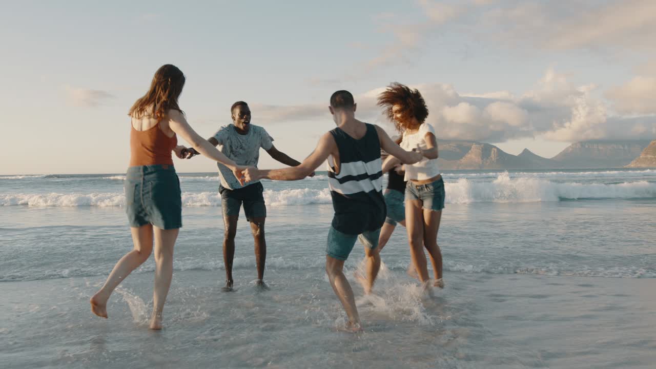 친구 들 이 해변 에서 어린 시절 의 게임 을 하고 있다