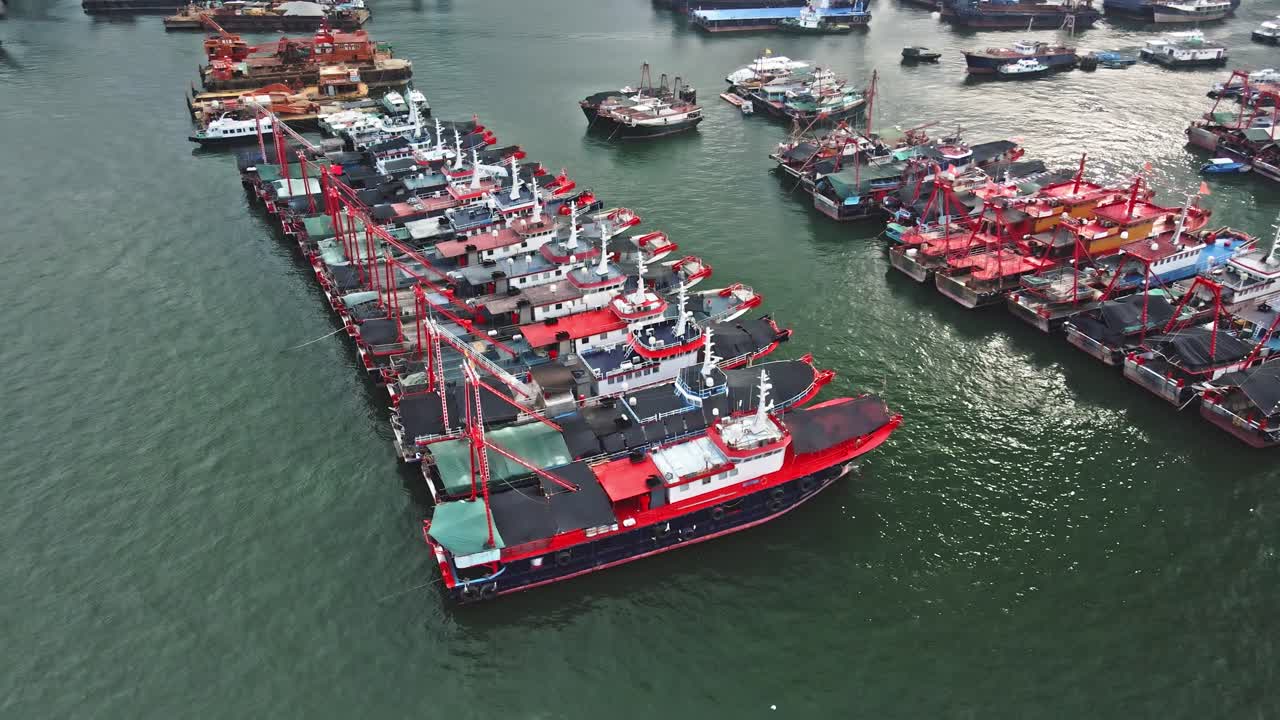 태풍에 대한 보호 역할을하는 산업 선박