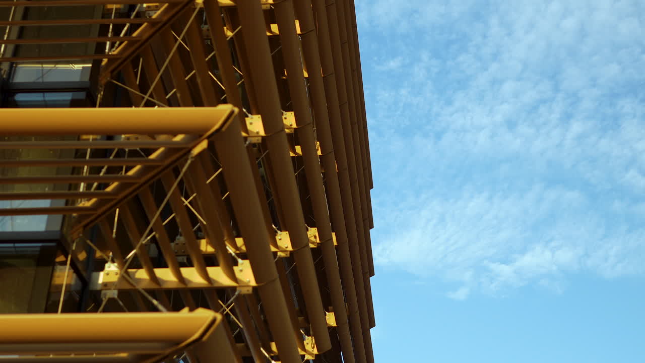 современный экстерьер с желтыми зонтиками на фоне солнечного неба