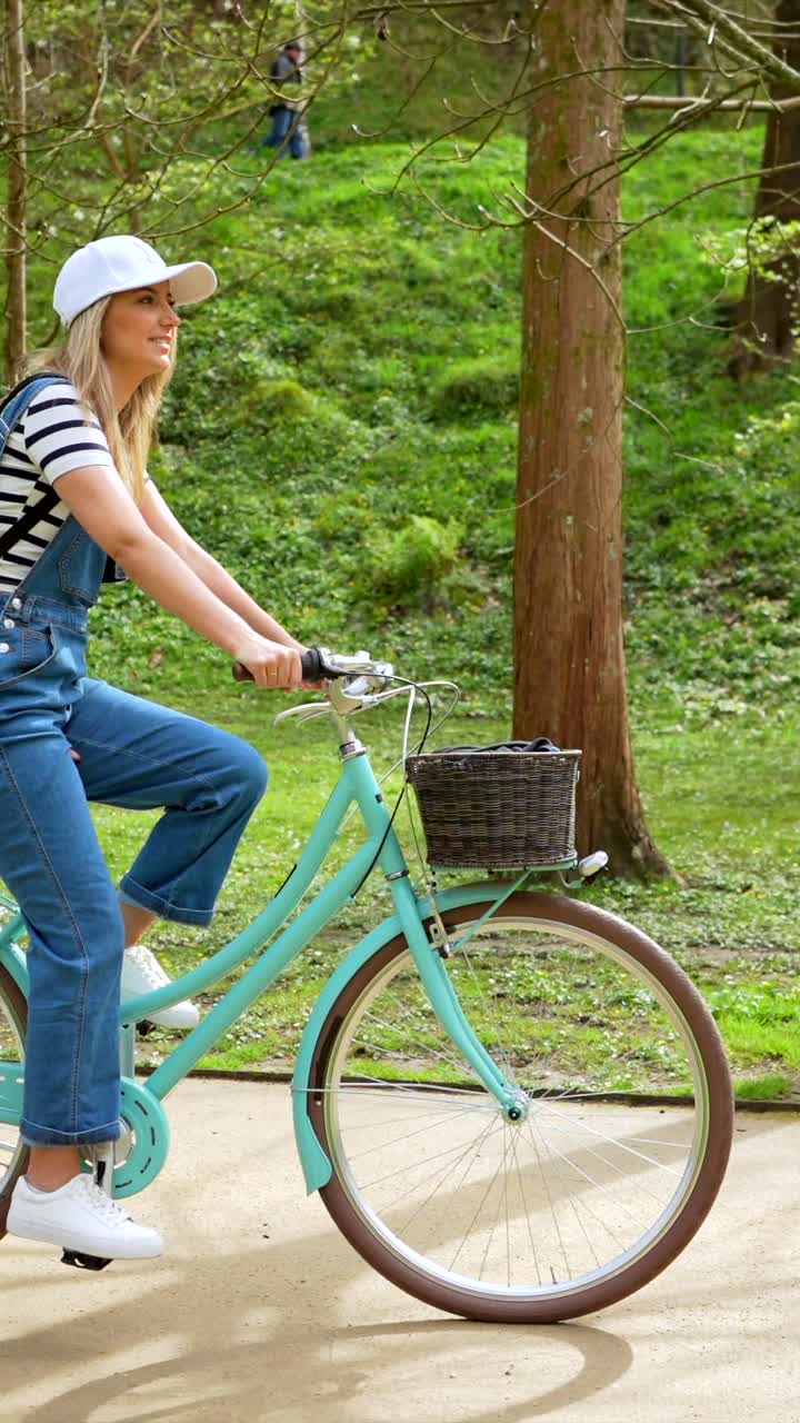 공원에서 자전거를 타고 있는 여자