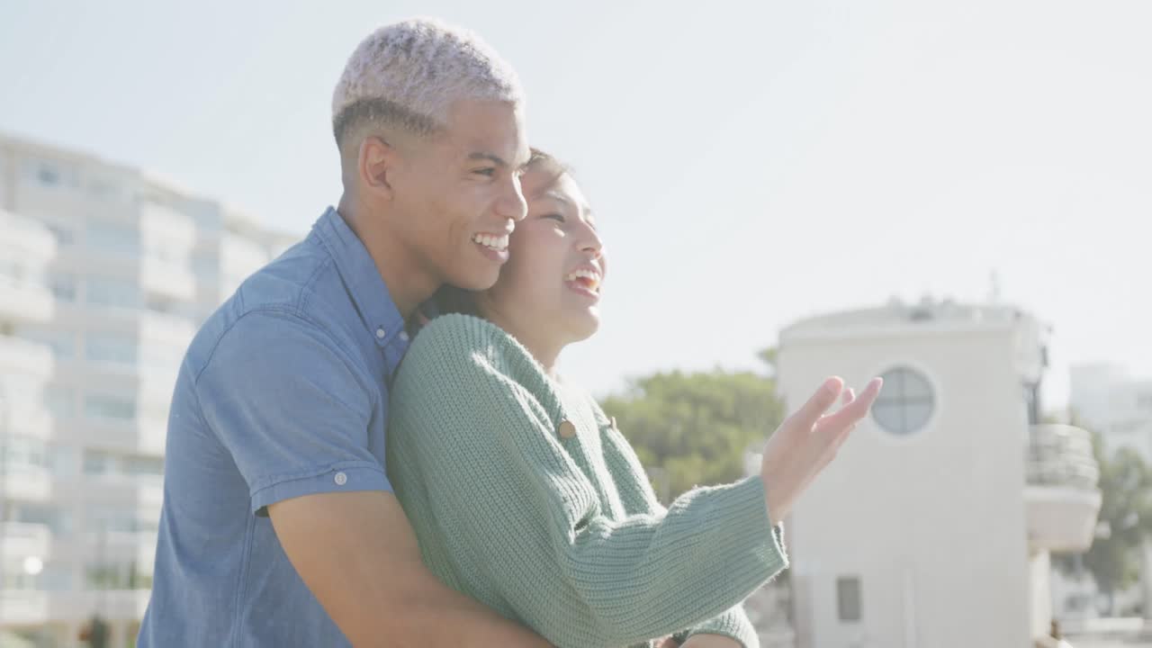 슬로우 모션으로 산책로에서  ⁇ 안고 있는 행복한 두 인종 커플