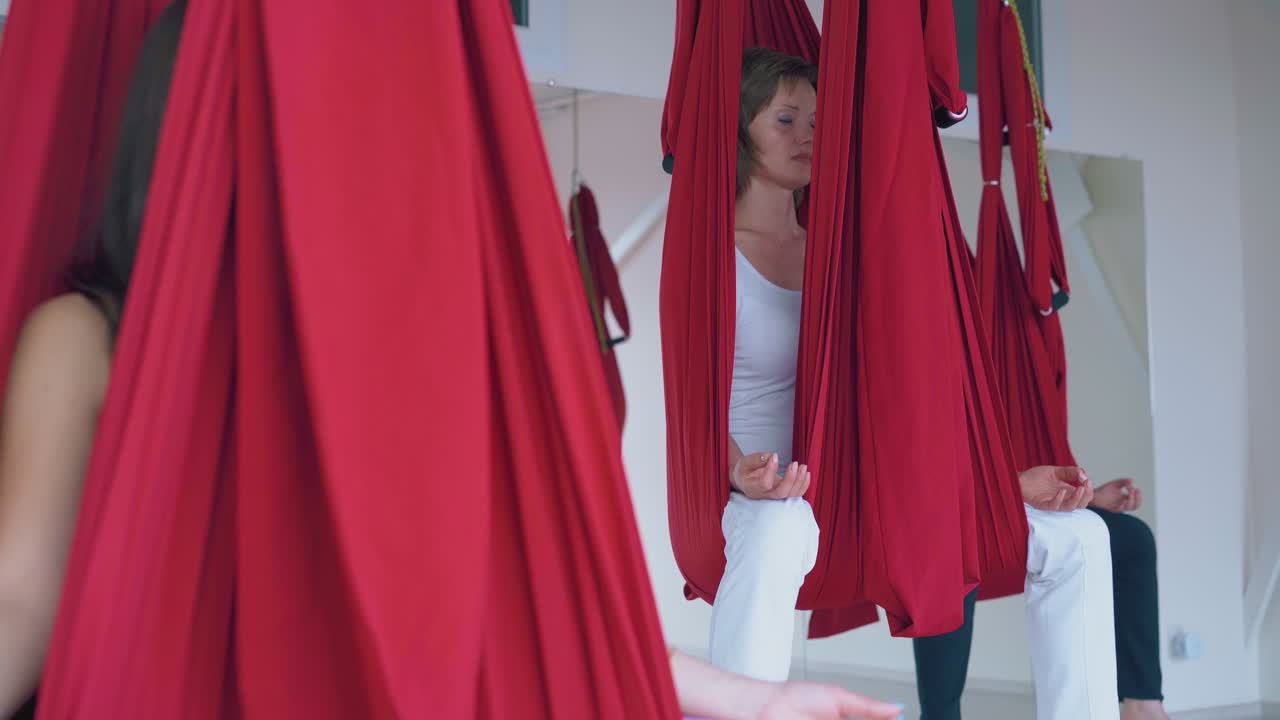 여성 팀이 호흡 운동을 연습하고 있습니다.