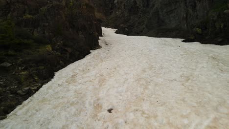 Drohne-über-Schnee-In-Der-Bergschlucht