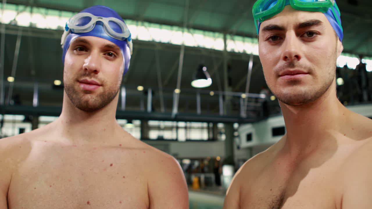 수영복을 입은 친구들이 서로를 쳐다보고 있습니다.