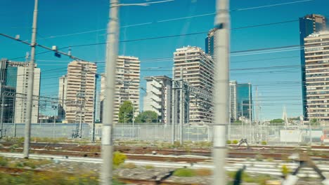 Vista-Urbana-Desde-El-Viaje-En-Tren-De-Nápoles,-Italia