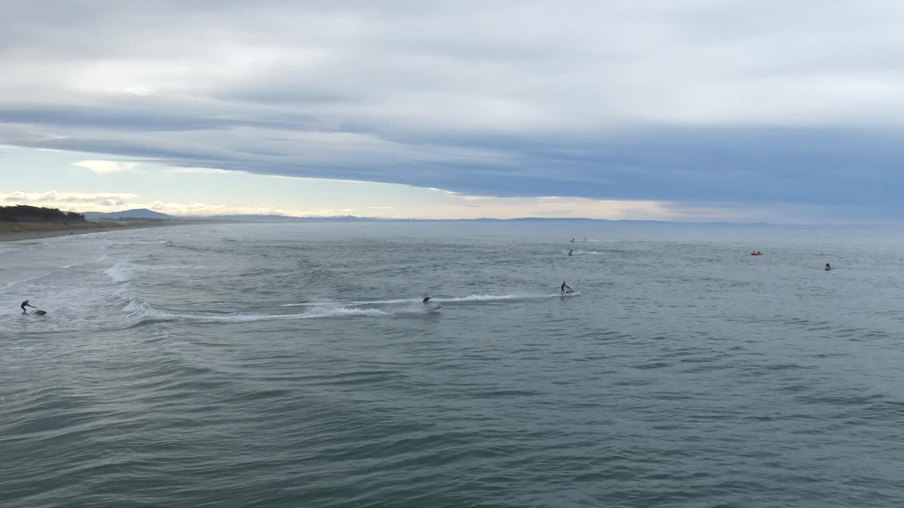 los jinetes de jet ski corren alrededor del curso en new brighton beach, pegasus bay