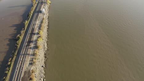 Vía-De-Tren-Sobre-El-Agua-En-El-Río-Hudson