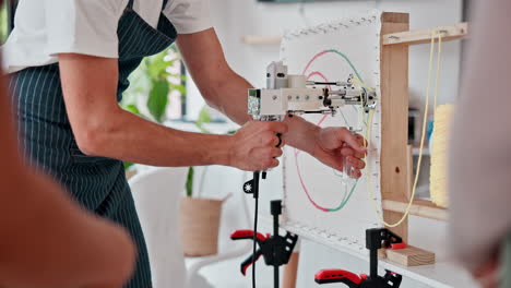 persona que utiliza una máquina de bordado para crear un diseño en la tela