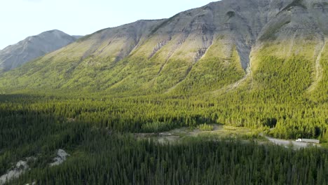 Drone-Horizontal-4k-Vista-De-Drones-De-Una-Enorme-Ladera-De-Montaña-Verde-Y-Un-Valle-Cubierto-Por-Bosque-En-El-área-De-Lamer-Minerales,-Rocas-Del-Norte,-Canadá